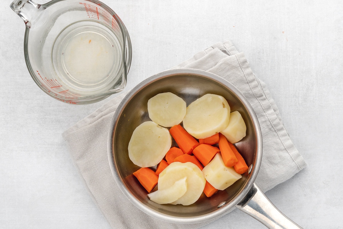 Πατάτες και καρότα σε μια κατσαρόλα