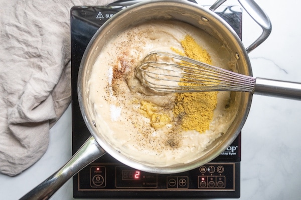 Υλικά για vegan σάλτσα alfredo σε τηγάνι με σύρμα στο μάτι της κουζίνας