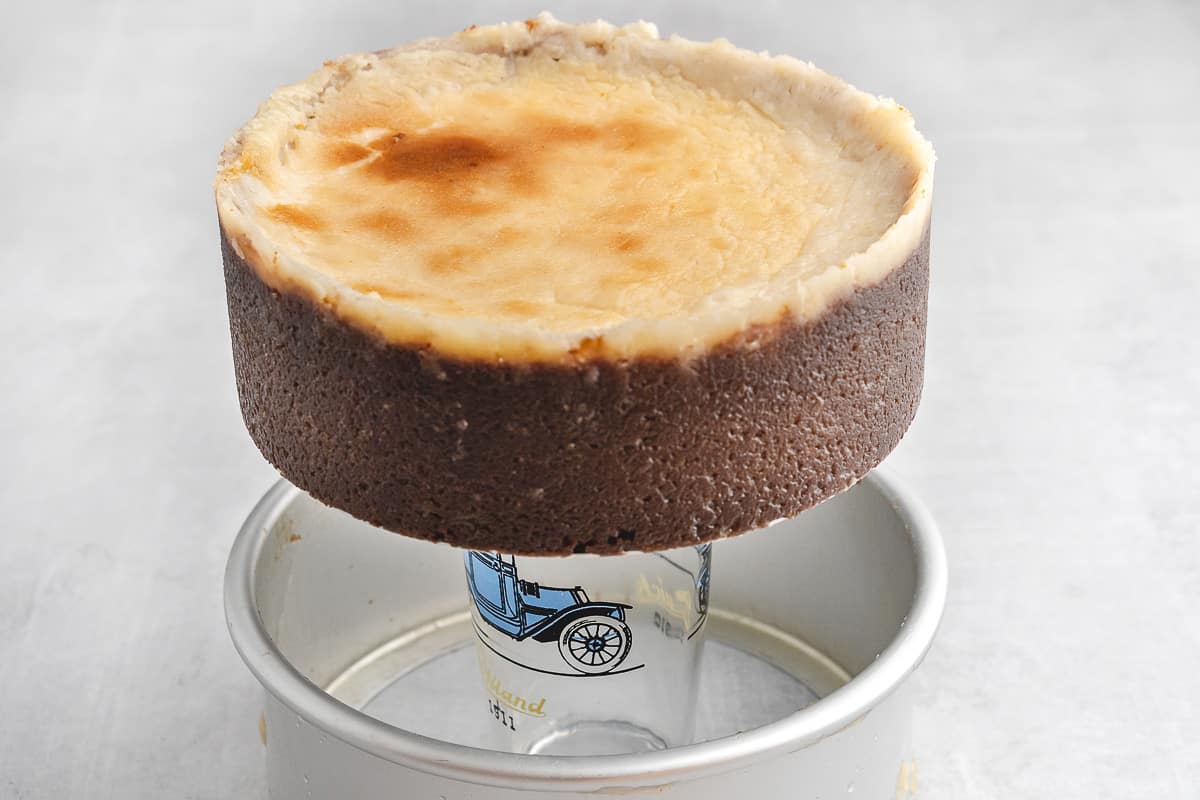 Cheesecake being released from pan