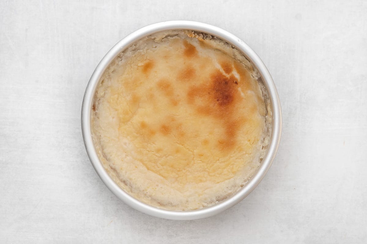 Baked cheesecake in pan